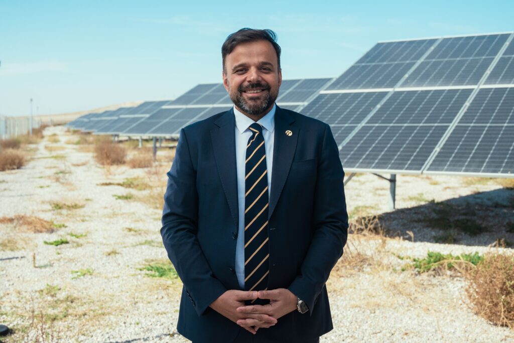 Turkcell Genel Müdürü Dr. Ali Taha Koç Uşak'taki GES projesinin, Turkcell'in sürdürülebilirlik masterplan'ı çerçevesinde faaliyete geçmesinden duydukları mutluluğu ifade ederek şunları söyledi: "Turkcell olarak hedefimiz; 2026 yılı sonuna kadar enerji tüketimimizin yüzde 65'ini kendi ürettiğimiz yeşil enerji kaynaklarından karşılamak ve 2050'de de net sıfır şirket olmak.