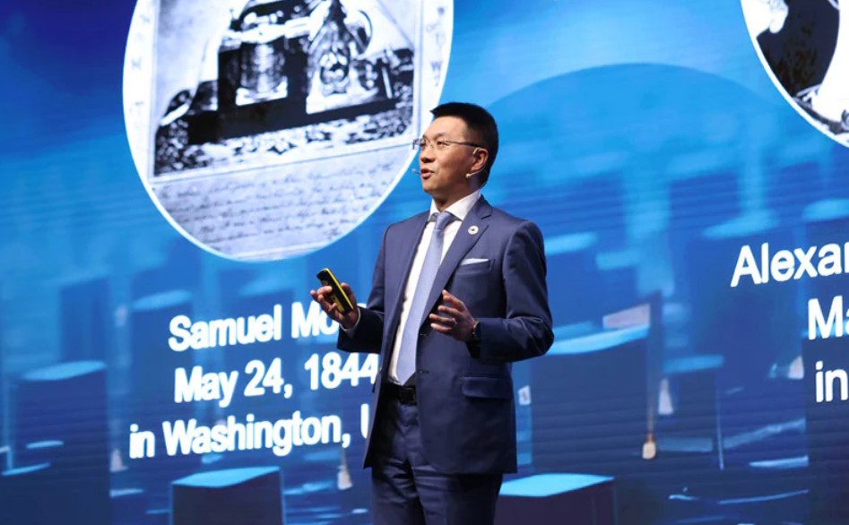 Huawei Taşıyıcı İş Grubu Başkanı James Chen ise şirketin ağ ve yapay zekanın birleşimini temel alan ve ‘Dört Yeni’ olarak kodlanan stratejisini tanıttı.