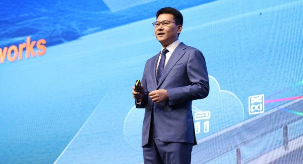 Huawei Optik Ürün Hattı Başkanı Bob Chen, yapay zeka çağının hızla geldiğine ve bu yeni dönemin farklı endüstrilerde hızla benimsendiğine dikkat çekti.