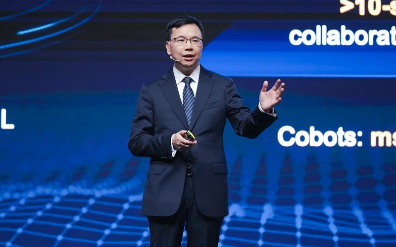 Huawei Yönetim Kurulu Üyesi ve Bilişim Çözümleri Başkanı Yang Chaobin, yapay zeka ve mobil teknolojilerin entegrasyonuyla 5.5G’nin mobil endüstriyi dönüştürme potansiyelinden bahsetti.