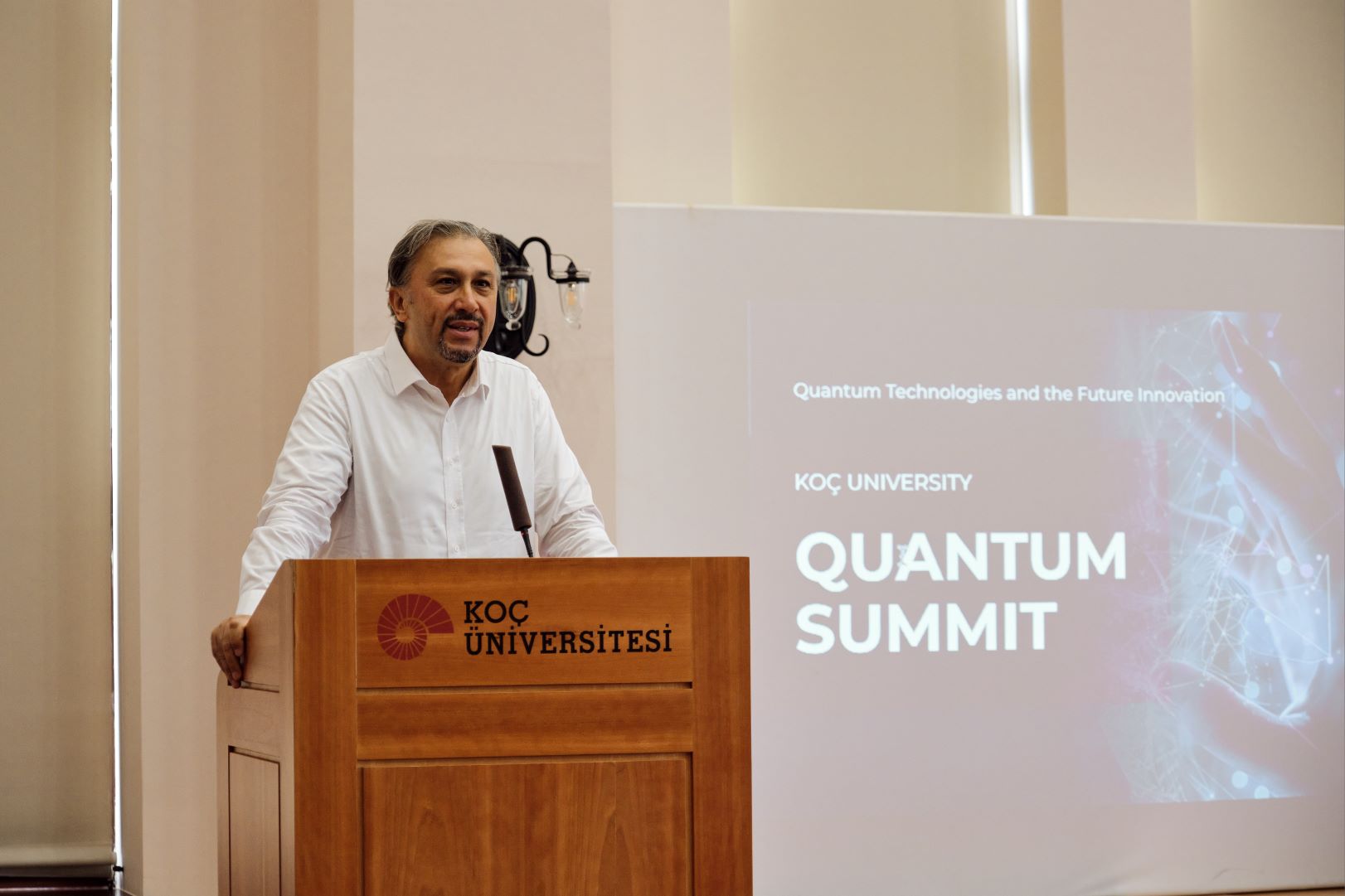 Bilim dünyası Kuantum Yılı’nda Koç Üniversitesi’nde buluştu