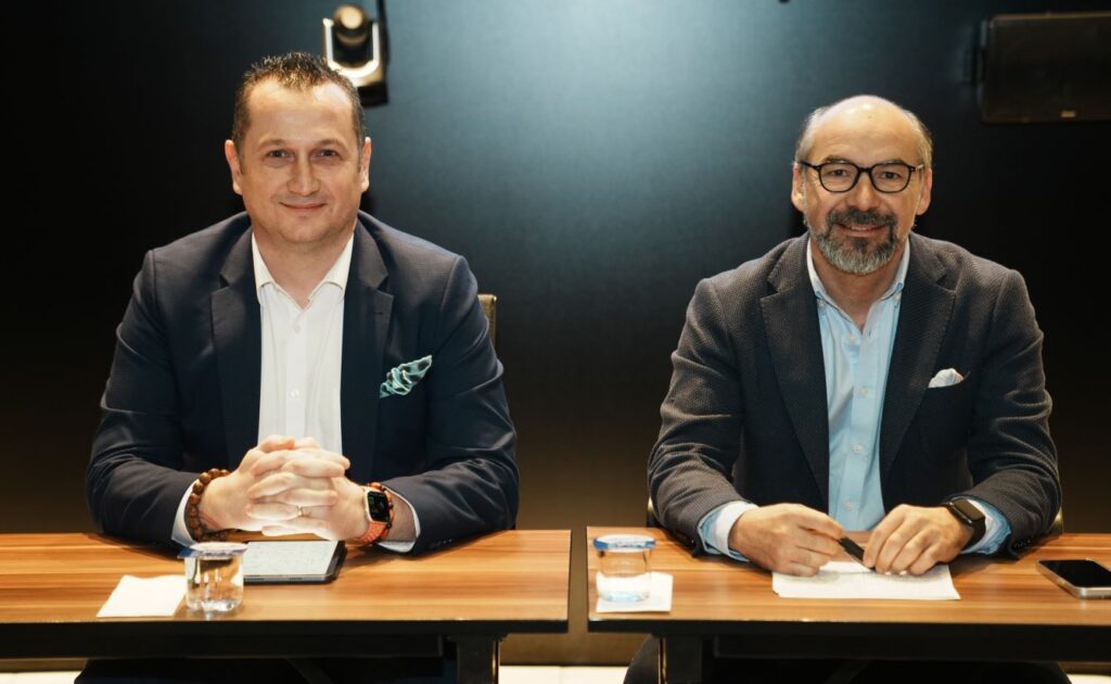 Soldan Sağa: Altuğ Eker, Gökhan Gençtürk