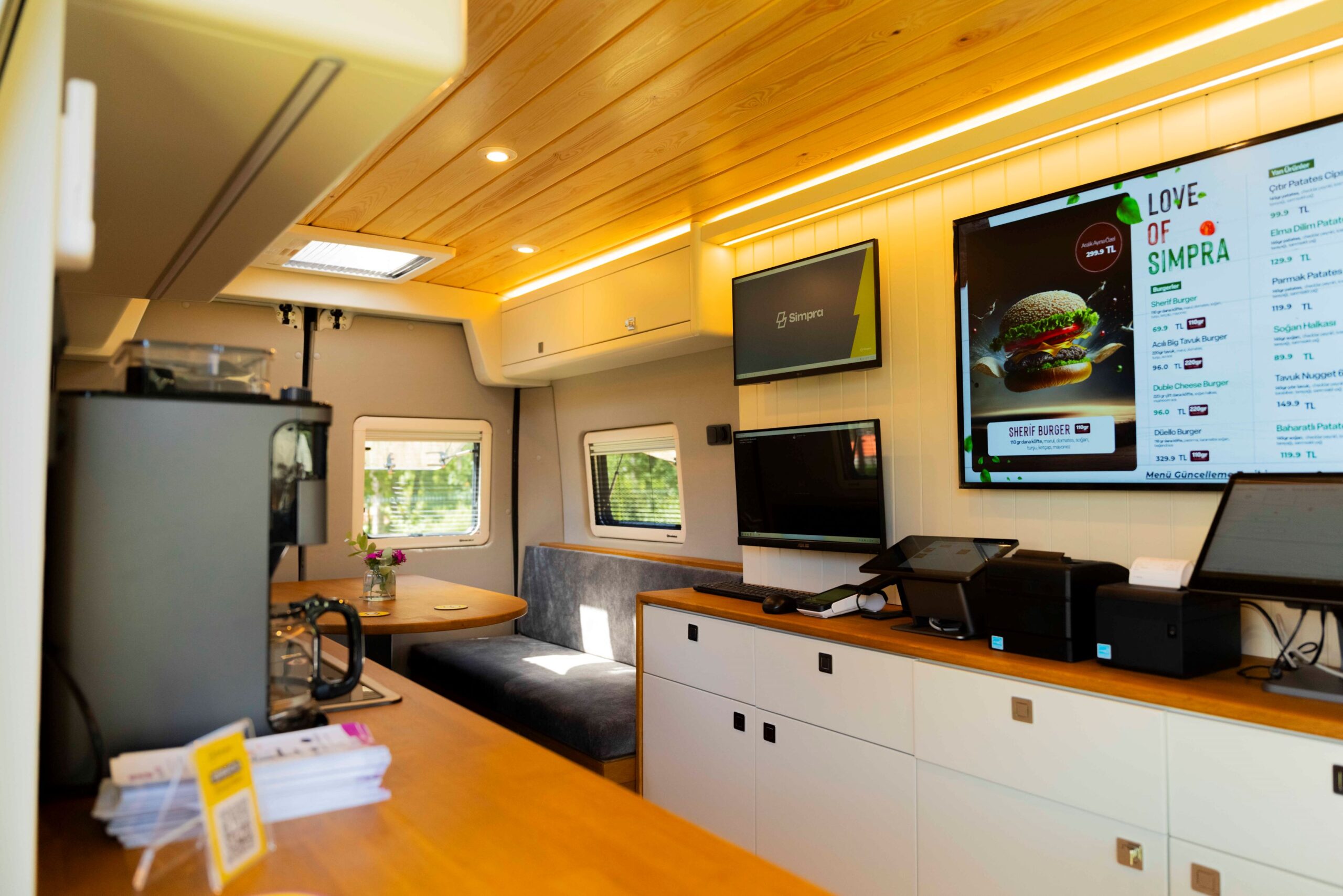 Simpra, mobil karavan projesi Simpravan’la teknolojiyi sahaya taşıyor