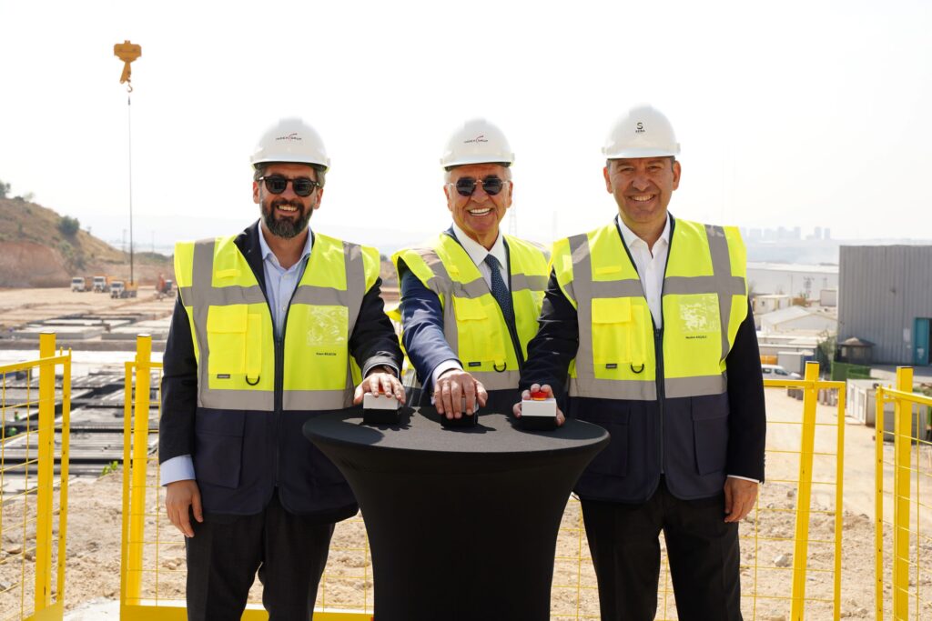 Soldan sağa; Kaan Bilecik, Index Grup Şirketleri Yönetim Kurulu Üyesi Erol Bilecik, Index Grup Şirketleri Yönetim Kurulu Başkanı Nedim Keçeli, Seba İnşaat Yönetim Kurulu Üyesi